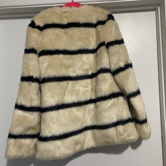 faux fur jacket GUC no stains no holes no rips - Picture 2 of 3